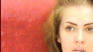 Tianna показывает киску