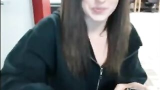 Матурбирует в библиотеке