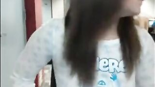 Матурбирует в библиотеке