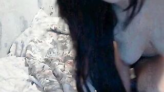 Брюнетка мастурбирует