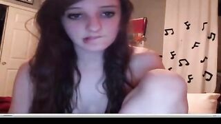 молодая мастурбирует