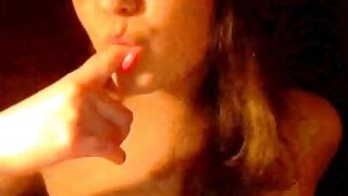 лижет пальчик красиво