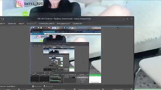 Deva23 дрочит вибратором вместе с игрушкой свою писю