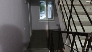 anabel054 сосет и трахается в подъезде