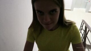 anabel054 сосет и трахается в подъезде