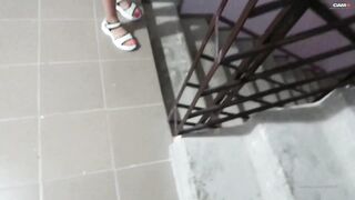 anabel054 сосет и трахается в подъезде