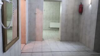 anabel054 отсасывает в сауне