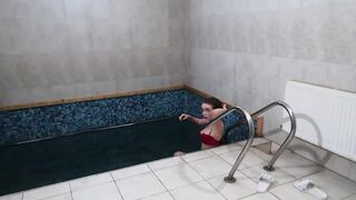 anabel054 отсасывает в сауне