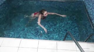 anabel054 отсасывает в сауне