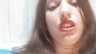 Vishenkakiss немного дрочит пальчиками свою писю