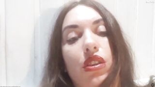 Vishenkakiss немного дрочит пальчиками свою писю