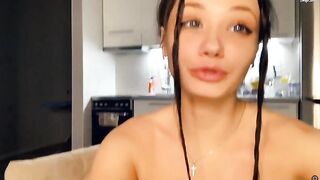 BabeOriginal дрочит игрушкой писю и сквиртует