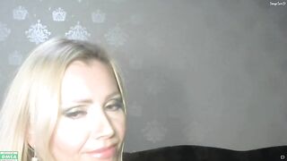 HotSweetBarby дрочит немного игрушкой, а потом пальчиками свою писю