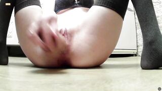 Valeriya-2000 дрочит игрушкой свою писю и кончает