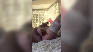 Nikol__  ласкает свою киску!