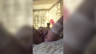 Nikol__  ласкает свою киску!