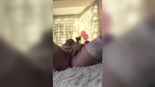 Nikol__  ласкает свою киску!