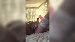 Nikol__  ласкает свою киску!