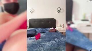 Big-ass---- дрочит свою писю игрушкой сзади и кончает не натуральной смазкой