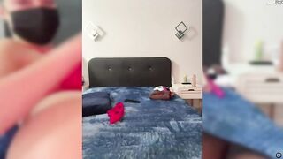 Big-ass---- дрочит свою писю игрушкой сзади и кончает не натуральной смазкой