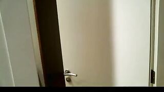 Jenny моется в душе а потом дрочит на порно