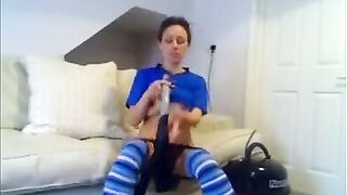 Девка дрочит пылесосом