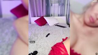 AndroidGirl дрочит вибратором писю и сосет игрушку