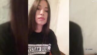 miss-Adeliya дрочит пальчиками свою волосатую писю и попу