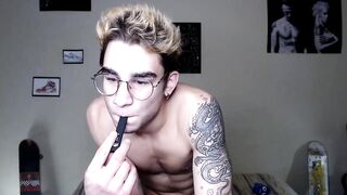 Crazy_T33ns кончил на лицо