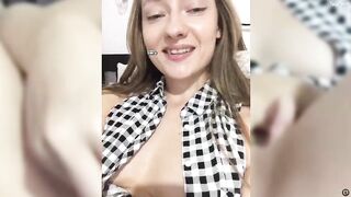 SonyaVlad дрочит пальчиками волосатую писю с Lovensом внутрии нее и немного сквиртует