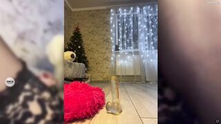 alexalyucifer дрочит игрушкой свою писю видом сзади, и с еще одной игрушкой в попе