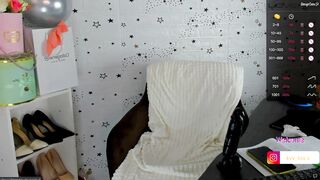 -lara-fox- дрочит вибратором и немного черной игрушкой свою писю