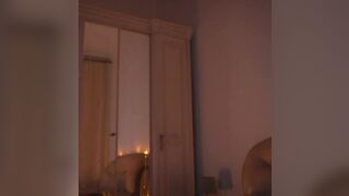 Утончённая ARTA танцует у светящегося шеста