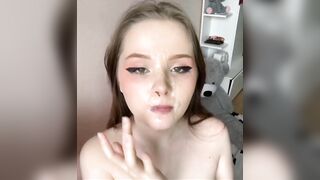 Cute-Popkins дрочит себе на лицо