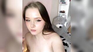 Cute-Popkins дрочит себе на лицо