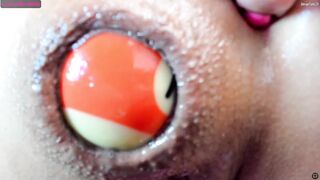 nikkahotx засунула в попу шарик с игрушкой, а потом вытолкнула его