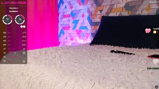 luxxurydiamond дрочит игрушкой свою писю с Lovensом внутри нее