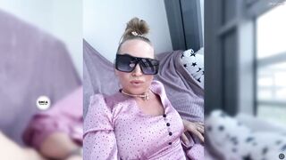 0tsos дрочит немного игрушкой и пальчиками свою гладко подстриженную писю. Часть I