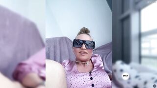 0tsos дрочит немного игрушкой и пальчиками свою гладко подстриженную писю. Часть I