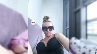 0tsos дрочит немного игрушкой и пальчиками свою гладко подстриженную писю. Часть I