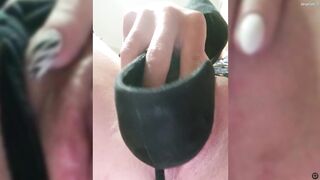 melidark дрочит каблуком свою писю, а потом облизала его