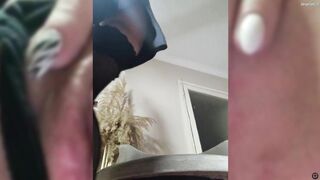 melidark дрочит каблуком свою писю, а потом облизала его