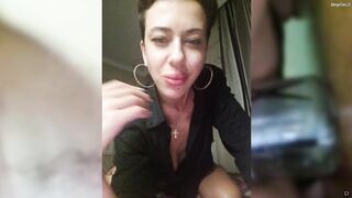 melidark дрочит пластмассовой бутылкой свою писю и кончает смазкой