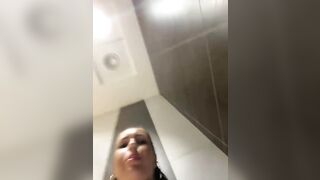 Syka001  в туалете