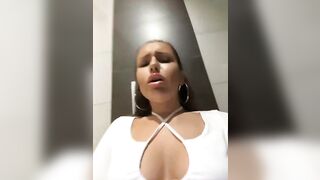 Syka001  в туалете