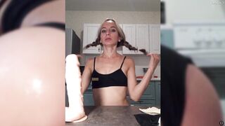 marysiaxxx дрочит фиолетовым вибратором свою писю с пробкой в попе