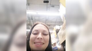 Показала сиски охраннику магазина и прохожему дала потрогать.