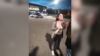 Показала сиски охраннику магазина и прохожему дала потрогать.