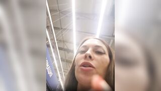 Показала сиски охраннику магазина и прохожему дала потрогать.