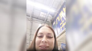 Показала сиски охраннику магазина и прохожему дала потрогать.